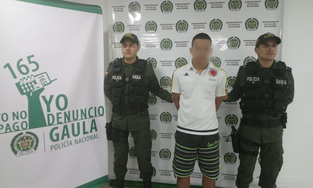 Extorsionaba a sus víctimas y enviaba a una menor a recoger el dinero