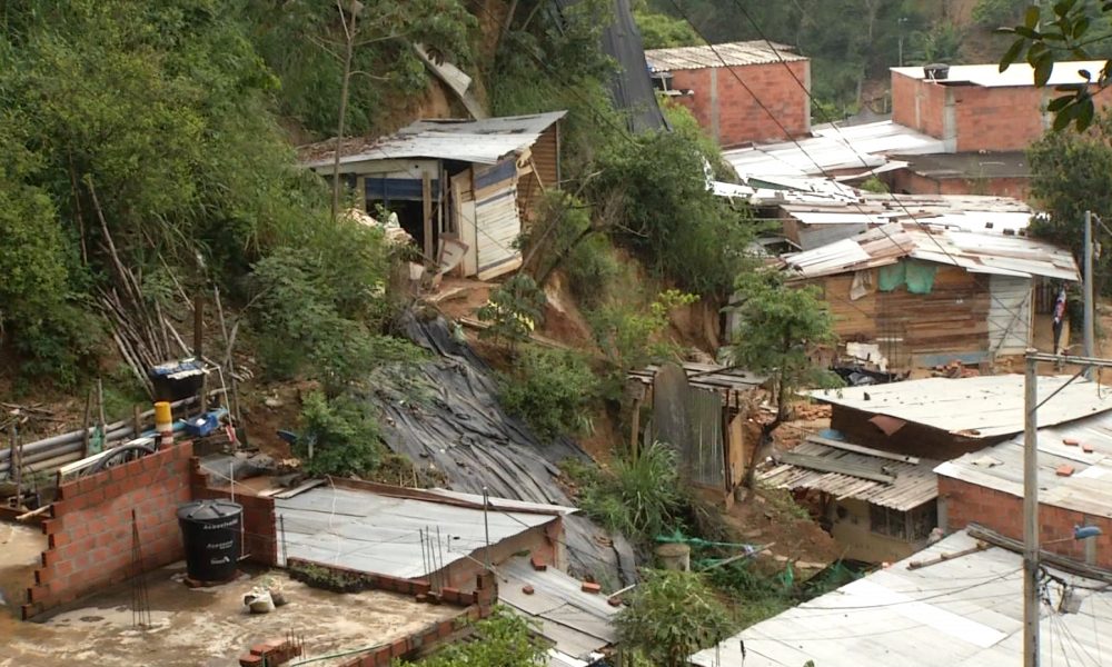 Alarma por reaparición de la erosión en escarpa occidental de Bucaramanga.