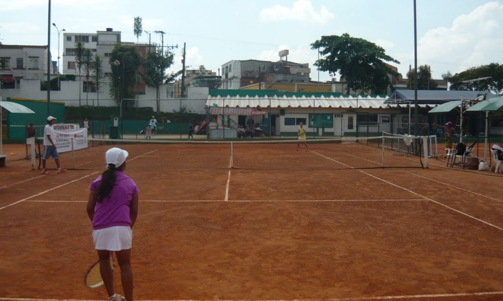Santander entra en la onda de los torneos UTR de tenis para ganar becas universitarias en USA