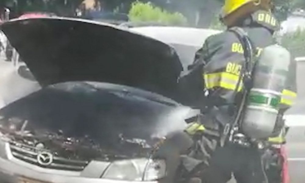 Un vehículo se incendió en el sector del barrio Los Canelos