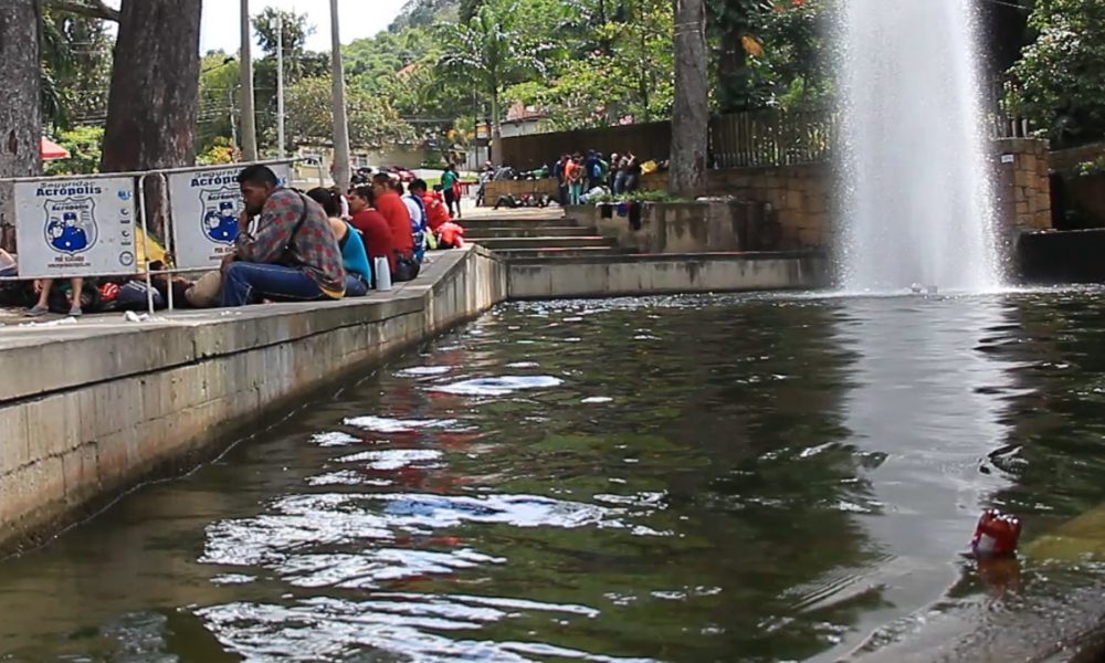 Acueducto aclara que presencia de venezolanos en las afueras de la empresa, no es riesgo de contaminación para el agua potable.
