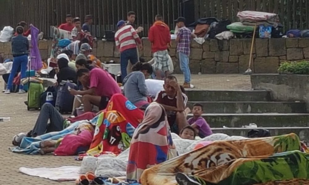 Más de 100 venezolanos prácticamente 'viven' en el Parque del Agua de Bucaramanga