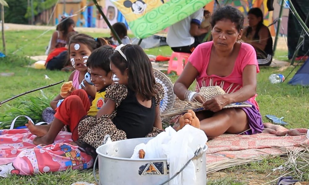 Trece familias indígenas viven en el viaducto de la novena en Bucaramanga