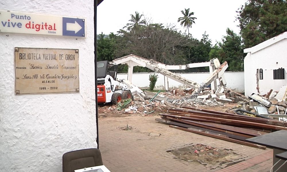 Inició demolición de biblioteca en Girón para prolongar vía