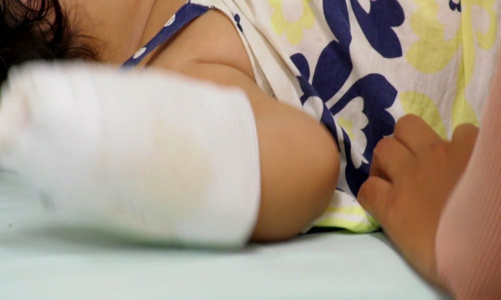 Un bebé de 20 días de nacido cayó de una moto