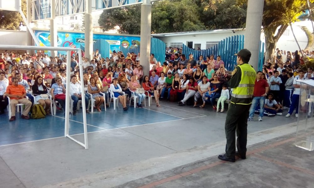 Reunión entre padres de familia de la institución educativa Las Américas y la Policía