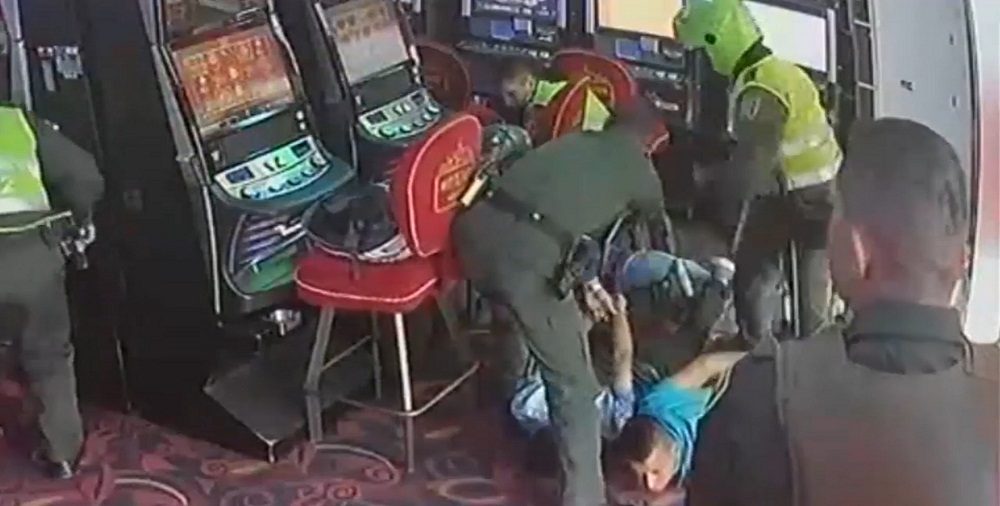 La Policía capturó el flagrancia a dos sujetos que robaban un casino en Girón