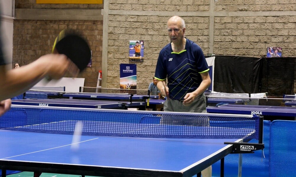 Jorge Hernán Arango, a sus 81 años, es un héroe del tenis de mesa