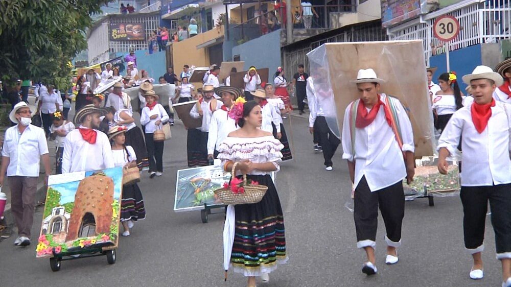 Éxito en el desfile de silleteros del dulce en Feria de Floridablanca
