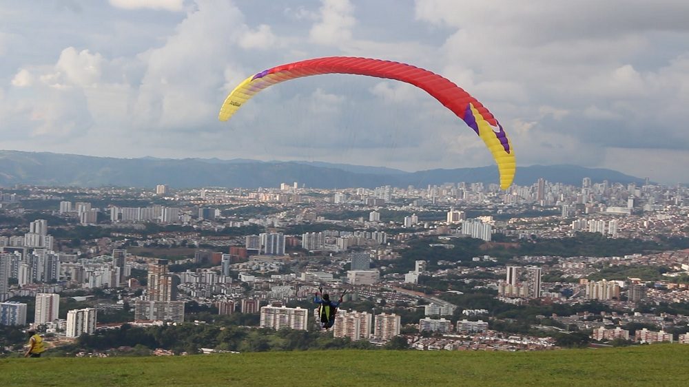 Las candidatas al reinado del dulce, volaron parapente antes de su coronación