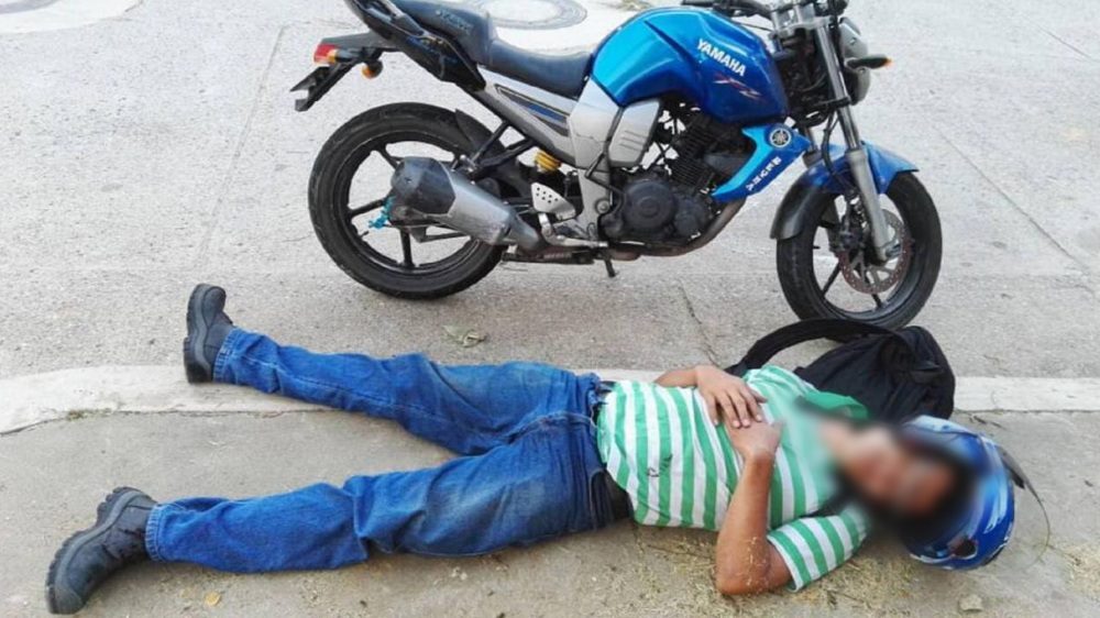 Se tomó unas cervezas, se emborrachó, decidió parar su moto y se durmió en la calle