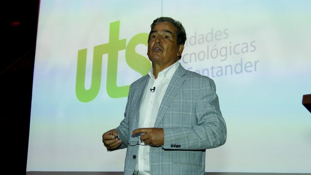 El profe Jorge Luis Pinto hace parte del Congreso Internacional de fútbol en Bucaramanga
