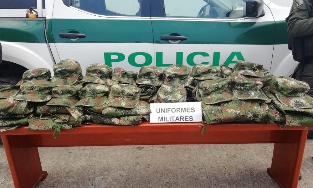 Los uniformes eran transportados a bordo de una volqueta de placas venezolanas. el conductor, al notar la presencia del retén policial