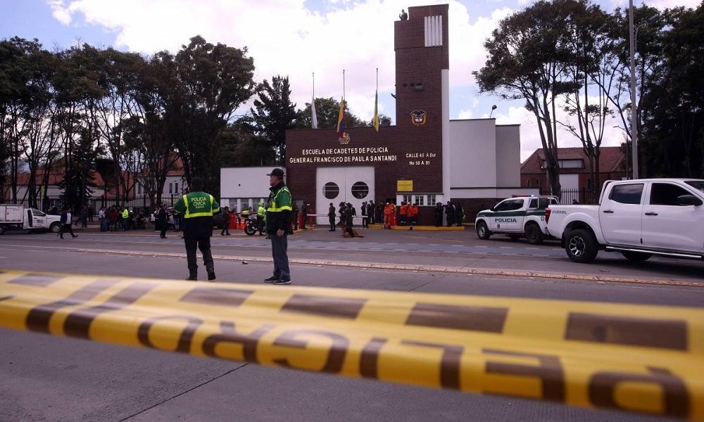 Este atentado terrorista del ELN dejó 21 cadetes muertos, cuando el carro bomba explotó dentro de las instalaciones de la escuela de policía.