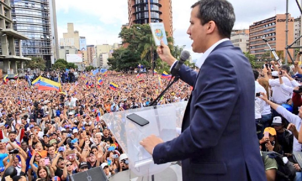 "Guaidó, amigo, el pueblo está contigo", gritaba la gente que, ondeando banderas de Venezuela, se concentraron en una autopista del este de la capital.