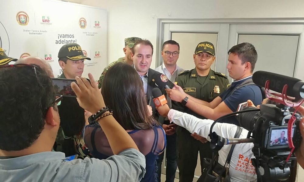 El gobernador de Santander encargado, Andrés Fandiño, lidera el Consejo Extraordinario de Seguridad con la Fuerza Pública para analizar las acciones a implementar