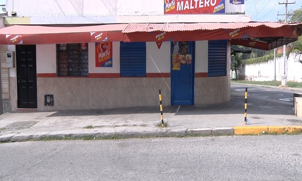 Un hombre de 59 años fue encontrado colgando de una soga al interior de una tienda en El Barrio La Universidad. Aún se desconocen las causas