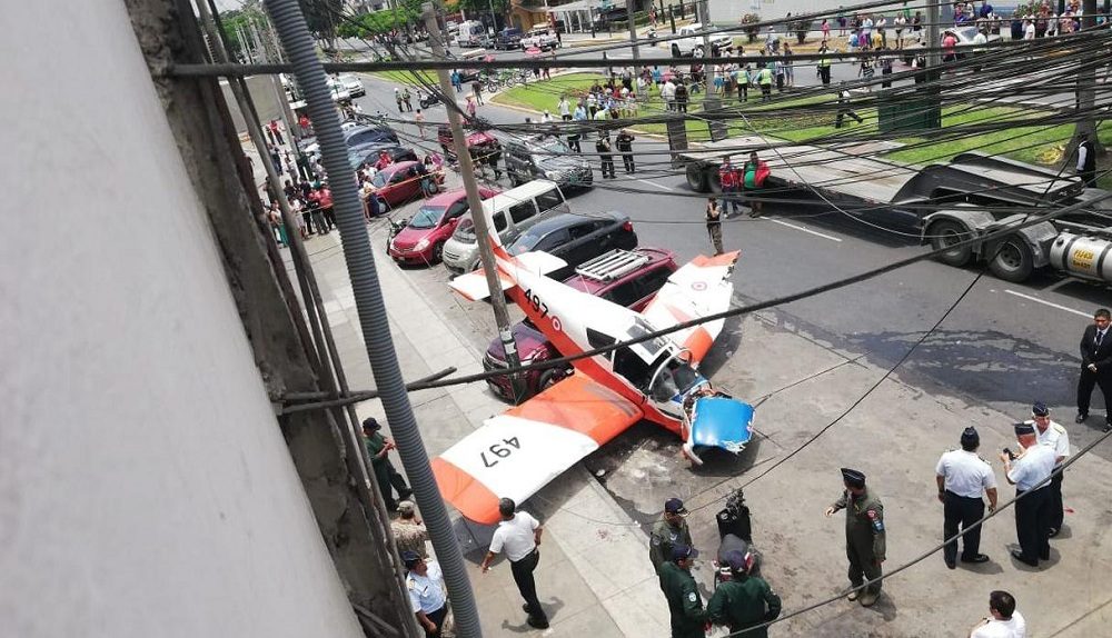 La aeronave impactó contra un vehículo estacionado a un lado de la vía. Cuatro unidades del Cuerpo General de Bomberos Voluntarios del Perú atendieron la emergencia.