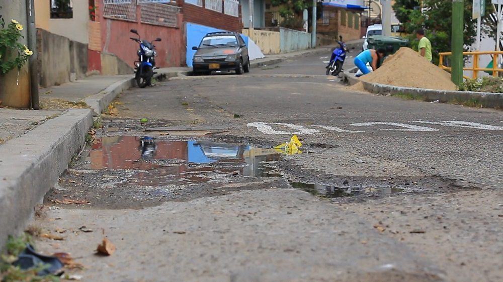 Un constante flujo de vehículos pesados y filtración de humedad, estarían deteriorando el estado de una vía principal en el barrio Colombia de Bucaramanga