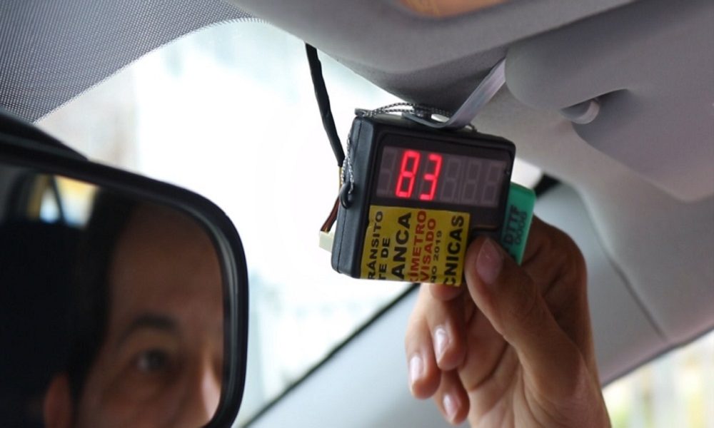 Con la misión de evitar cobros excesivos por parte de los conductores de taxi en Floridablanca, la Dirección de Tránsito realiza jornadas de revisión de taxímetros