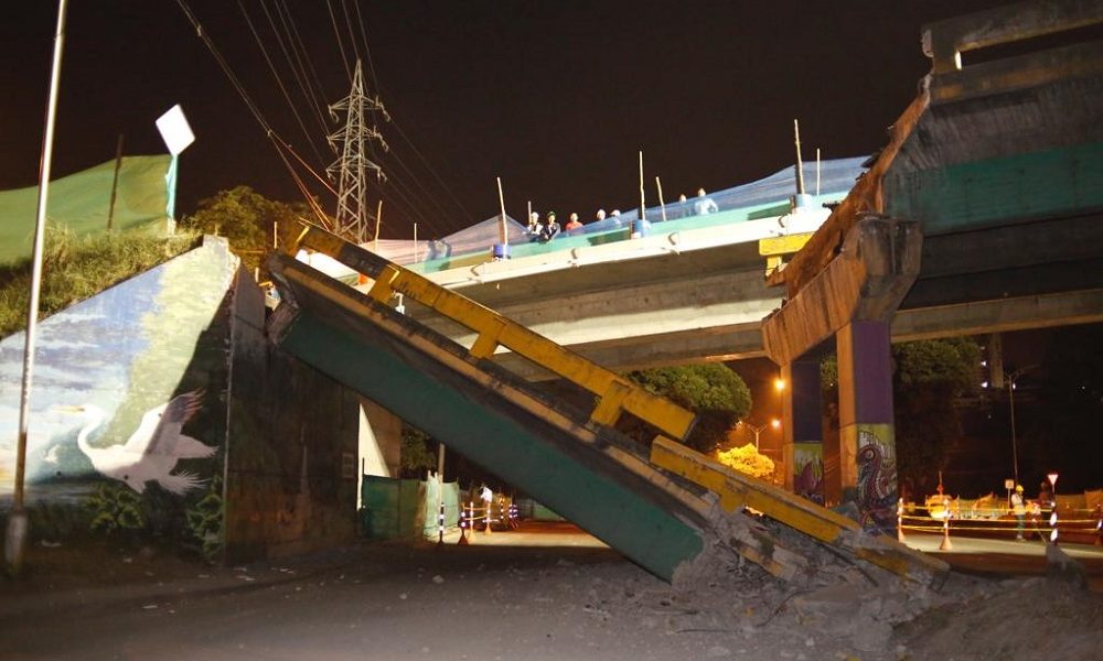 En la noche del miércoles, empezó la demolición del antiguo puente Papi Quiero Piña, para dar paso a la construcción de la segunda parte del nuevo intercambiador viaL