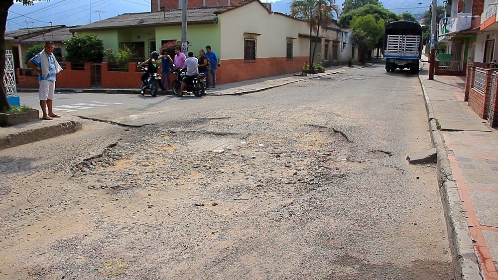 Maniobras y piruetas deben realizar los habitantes del barrio Kennedy y sus alrededores, para atravesar las numerosas y profundas trampas que se han formado