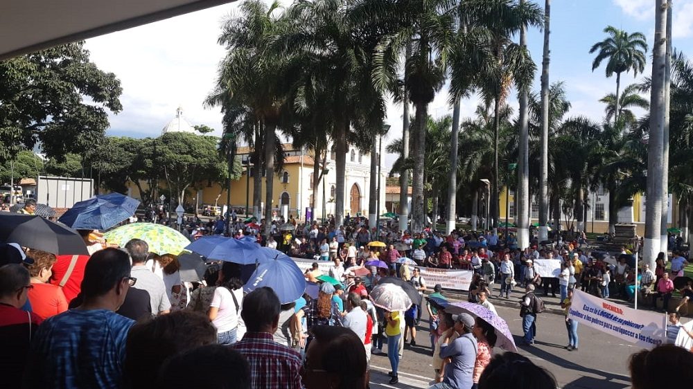 Esta tarde los Contribuyentes de Bucaramanga quemaron los recibos del impuesto predial frente a la alcaldía, aseguran que no van a pagar los valores que les facturaron
