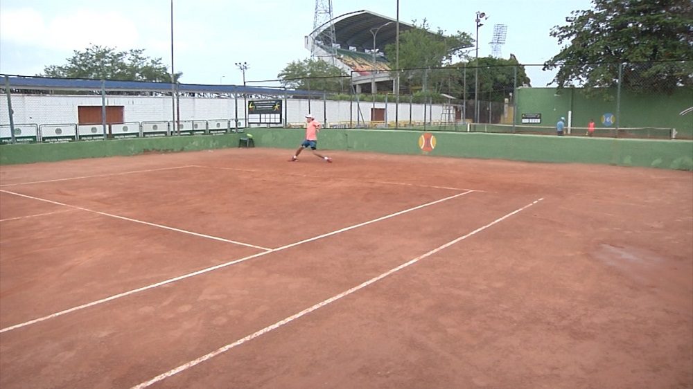 El torneo se realiza en las instalaciones de la Liga Santandereana de Tenis con la participación de deportistas pertenecientes a varios clubes del país, quienes buscan en este tipo de torneos