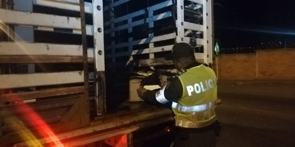 La Policía Fiscal y Aduanera, realizó la incautación de 400 kilogramos de carne canal de caprino y 1.115 kilos de queso en mal estado, sobre la vía que de Bucaramanga