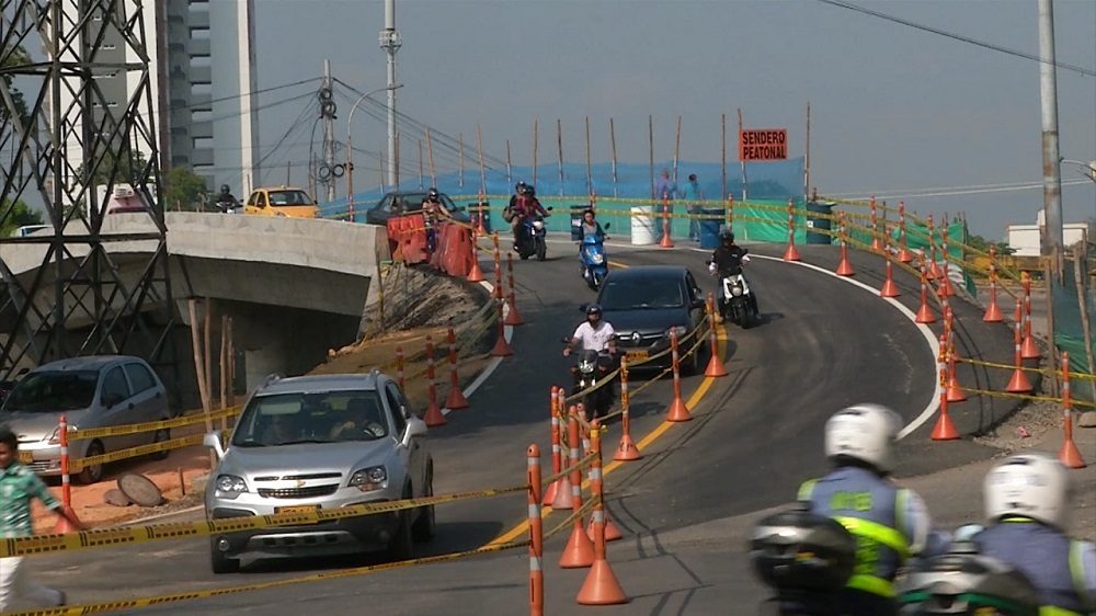 El derrumbamiento total del puente, que por muchos años fue la única vía de acceso a Floridablanca podría demorar alrededor de una semana