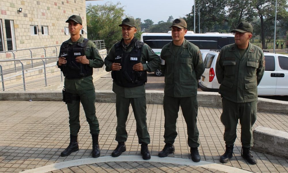 Tres miembros de la guardia venezolana acaban de desertar de la dictadura de Nicolás Maduro en el Puente Internacional Simón Bolívar y han solicitado ayuda a Migración Colombia