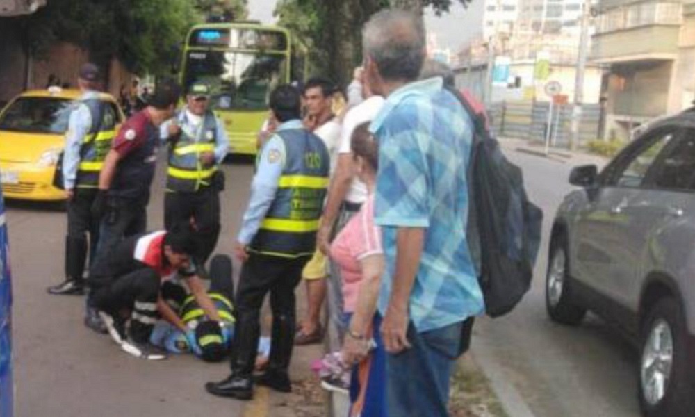 El pasado miércoles hacia las 4:40 de la tarde, un agente de Tránsito de Bucaramanga, fue arrollado por un conductor que quiso evitar que le inmovilizarán su vehículo