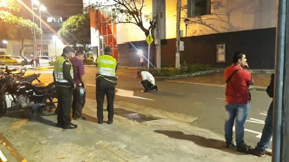 El intento de dos sicarios por acabar la vida de un hombre de 28 años conmocionó al barrio Nuevo Sotomayor de Bucaramanga, este viernes en la noche.