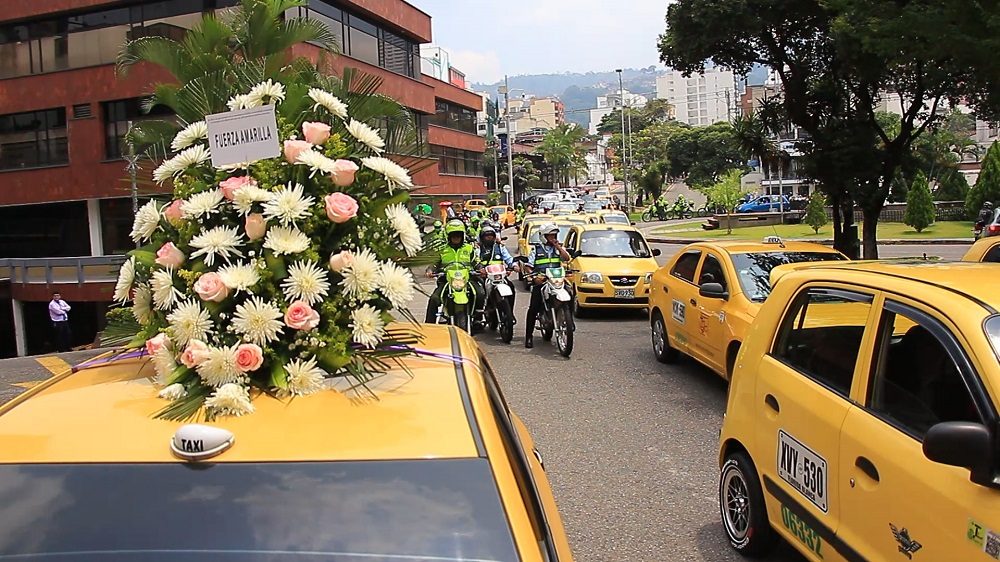 Taxistas y familiares del conductor asesinado la madrugada del lunes realizaron una caravana por Bucaramanga para pedir justicia y más seguridad.