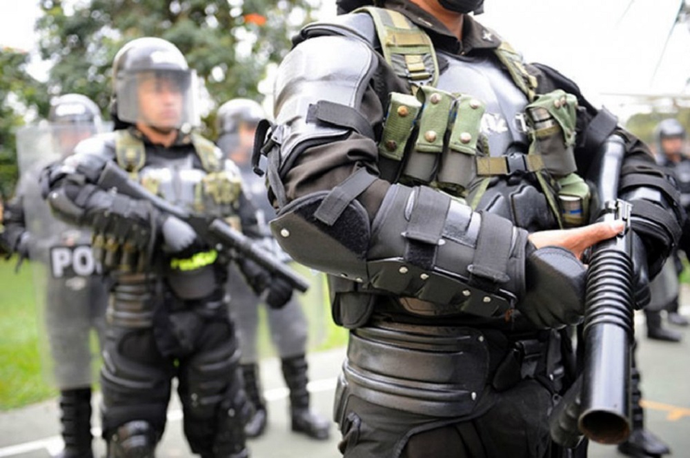 AI pide a EEUU a suspender suministro de armas a Colombia