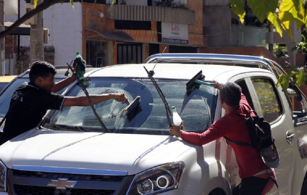 Cómo dañan el coche los productos usados por los limpiacristales en los  semáforos