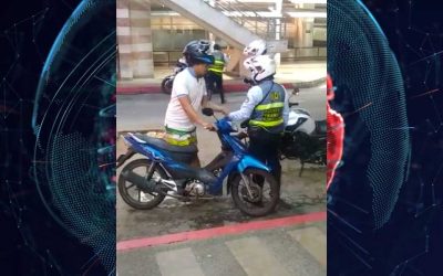 Video | Motociclista agredió un agente de tránsito en Floridablanca