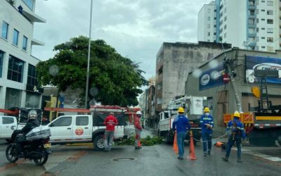 Video | Cables de energía ocasionaron caída de motociclista en Bucaramanga