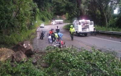 Motociclista resultó herido por caída de rocas en vías de Santander