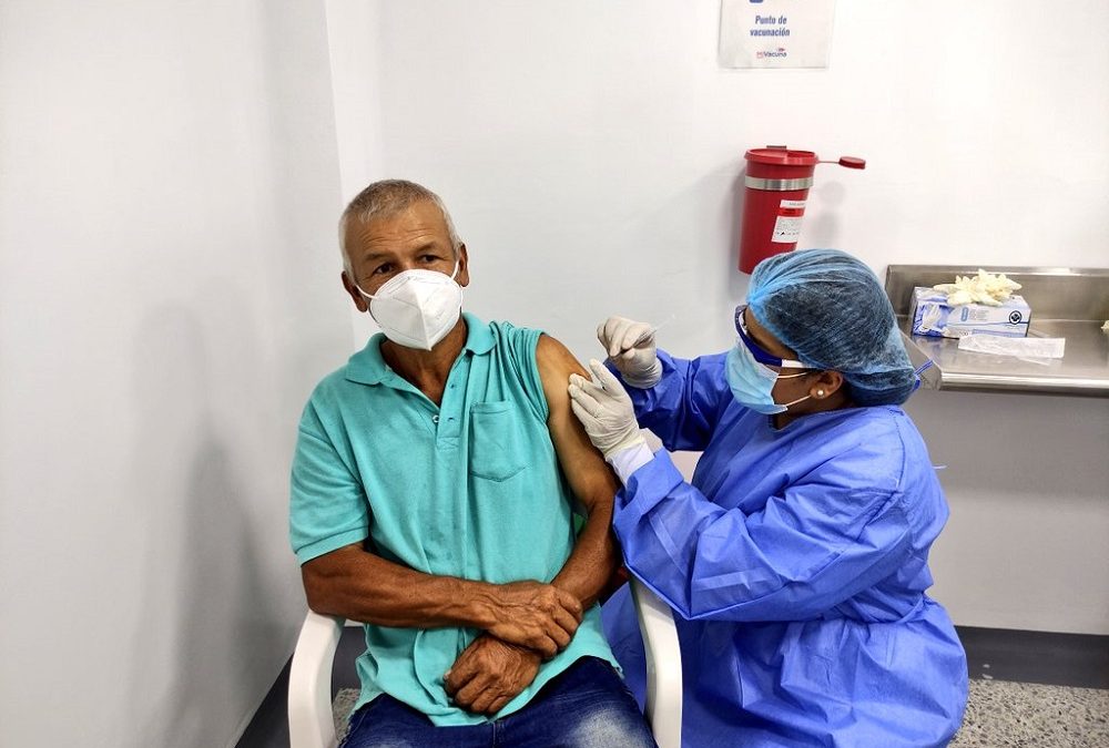 Avanza jornada de vacunación para personas mayores de 60 años en Bucaramanga