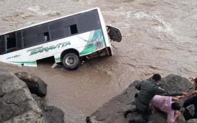 Pequeña de 3 años entre los rescatados de buseta que cayó al río Suárez