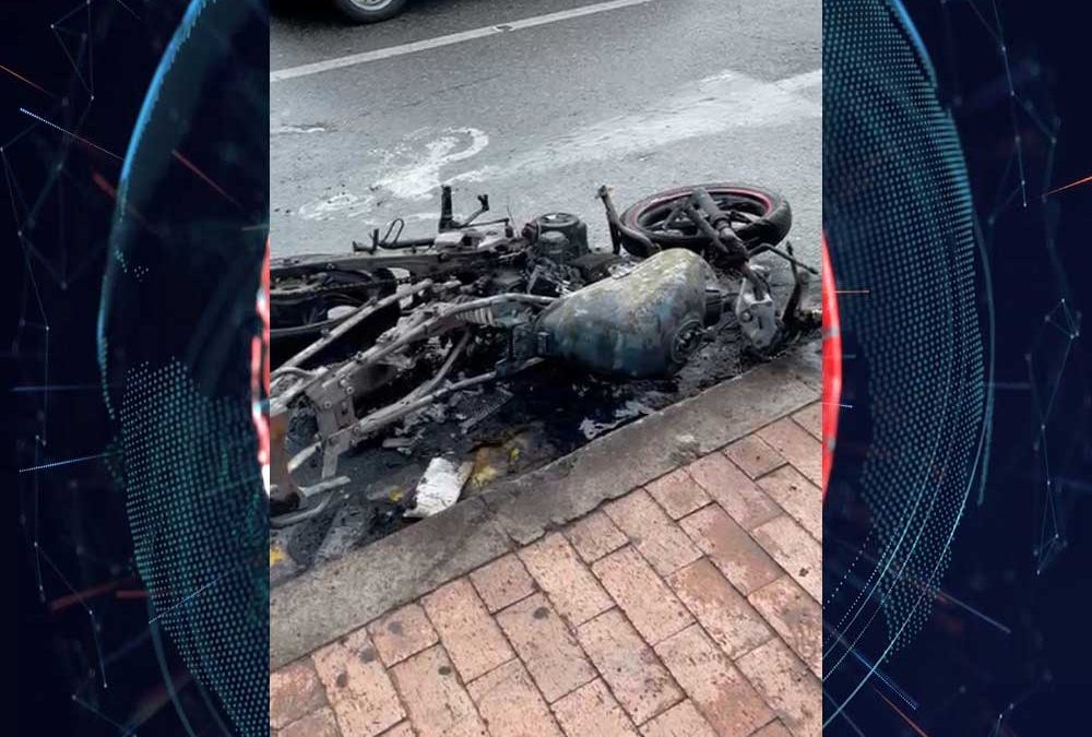 Ciudadanos quemaron moto de presuntos ladrones en Bucaramanga