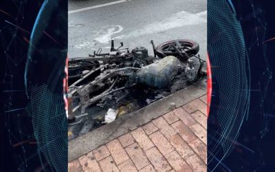 Ciudadanos quemaron moto de presuntos ladrones en Bucaramanga