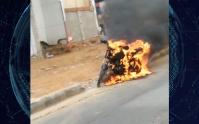 Video | Queman motocicleta de presunto ladrón en Bucaramanga