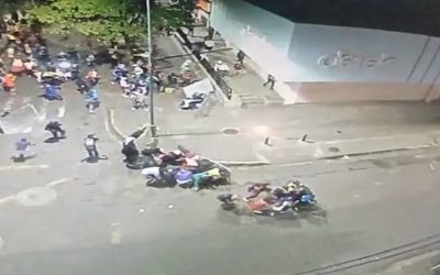 Con tácticas de guerra enfrentan a la policía en Bucaramanga