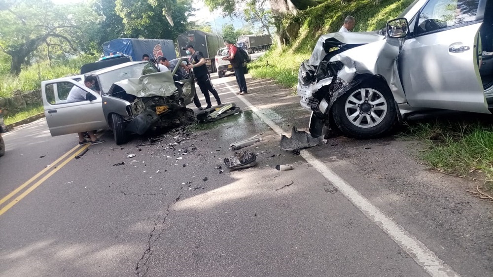 Detalles | Aparatoso accidente dejó seis heridos en vías de Santander