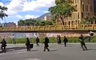 Como un acto cobarde calificó la patrullera del Esmad la patada que recibió por la espalda