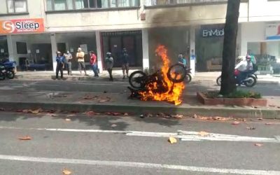 Video | Moto de presunto ladrón terminó en llamas en Bucaramanga