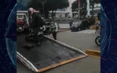 Video | Ciudadanos bajan de la grúa motos inmovilizadas en Floridablanca