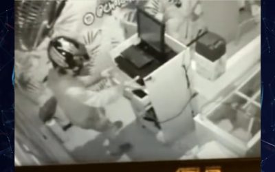 Video | Ladrones rompieron la puerta de un negocio y se llevaron la caja registradora